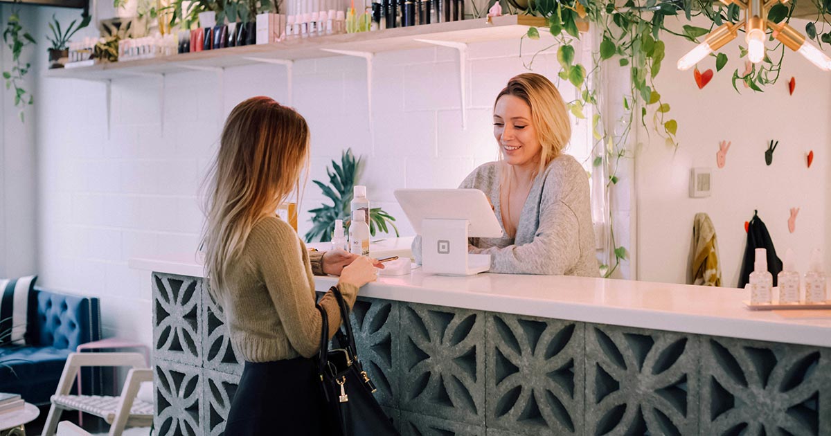 une esthéticienne et sa cliente fixent les rendez-vous à l'avance pour une cure de soins réguliers