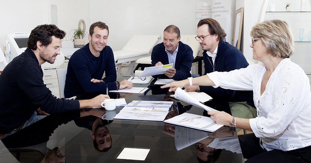 Réunion de travail entre l'équipe de conception et l'équipe de formation