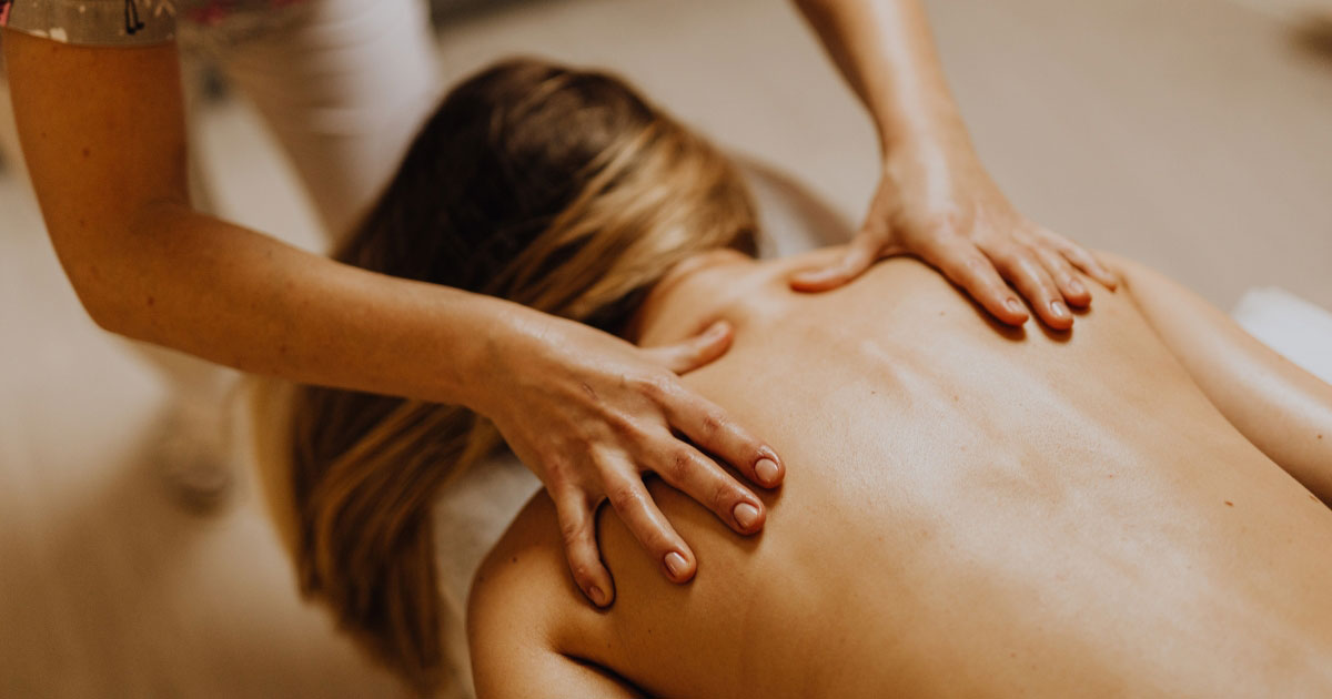 bras d'une esthéticienne qui pratique un massage manuel appuyé