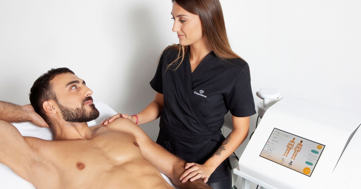 un esthéticienne retient un client avec un appareil minceur efficace