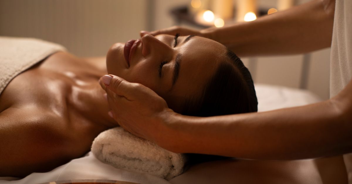 une esthéticienne pratique un soin visage relaxant en spa