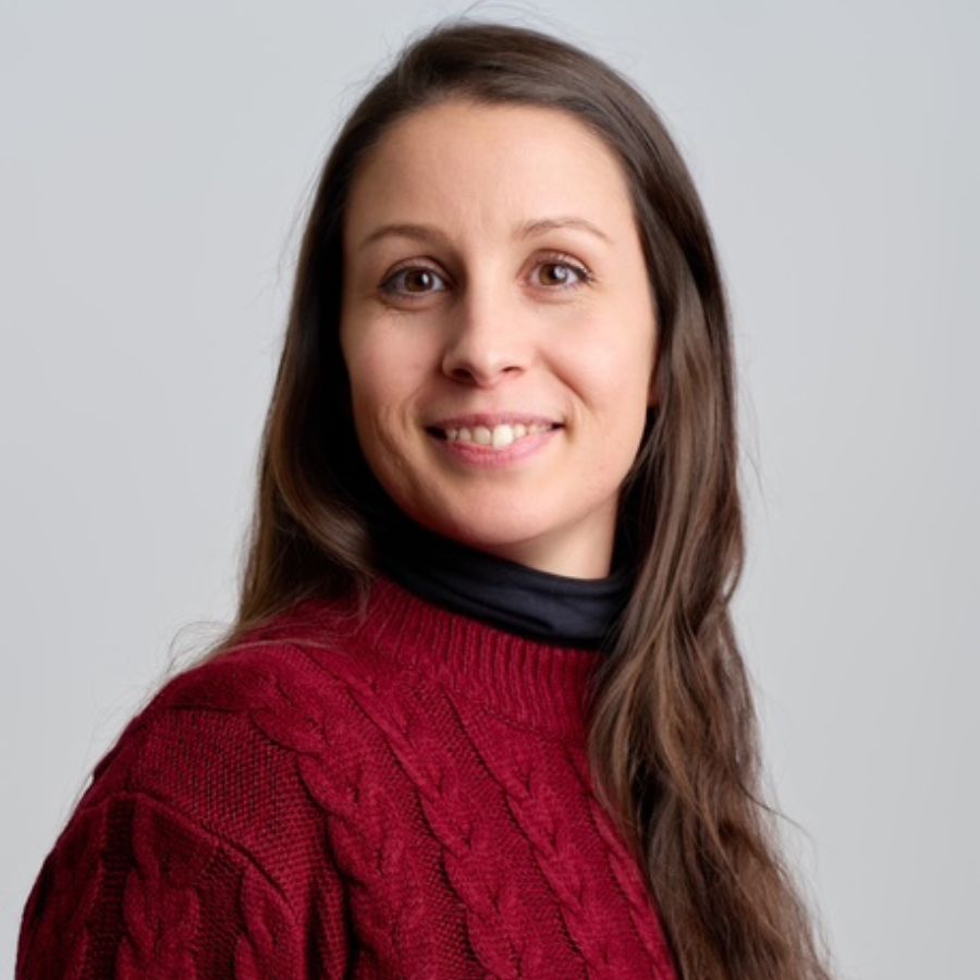 Portrait d'Angélique esthéticienne experte en soin visage et épilation laser