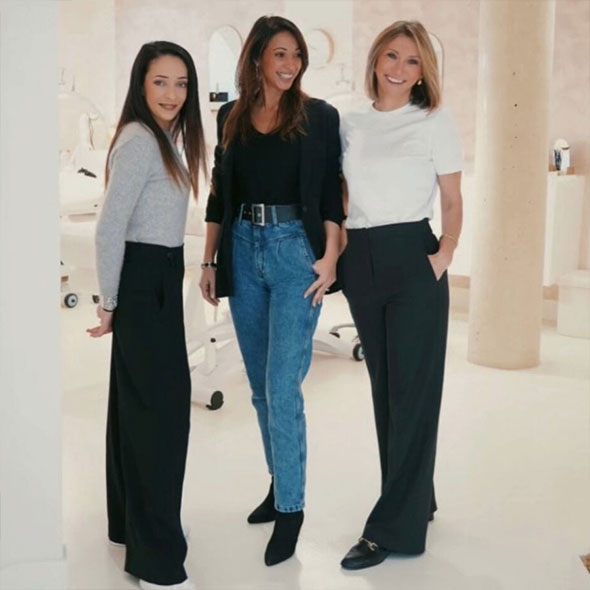 portrait équipé institut Divine Beauty & Technology avec Julie Nedjar au centre