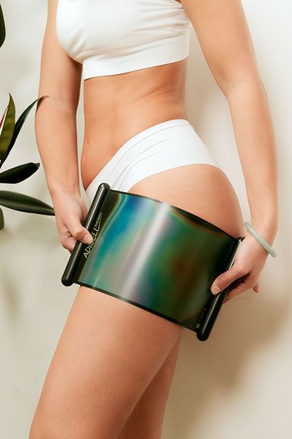femme utilisant une plaque thermographique sur sa cuisse pour un diagnostic cellulite