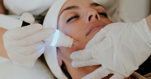 Nettoyage de peau avec l'appareil soin du visage